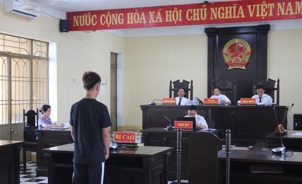 Tăng án kẻ cướp điện thoại của du khách nước ngoài