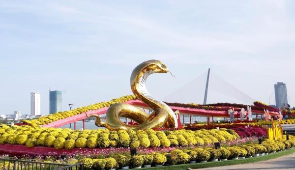 Đà Nẵng kéo dài thời gian hoạt động đường hoa Xuân Bạch Đằng đến 1-5