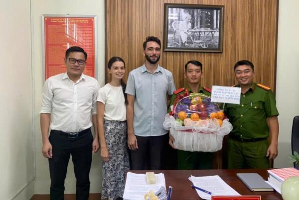 Vợ chồng người nước ngoài cám ơn Công an quận Ngũ Hành Sơn