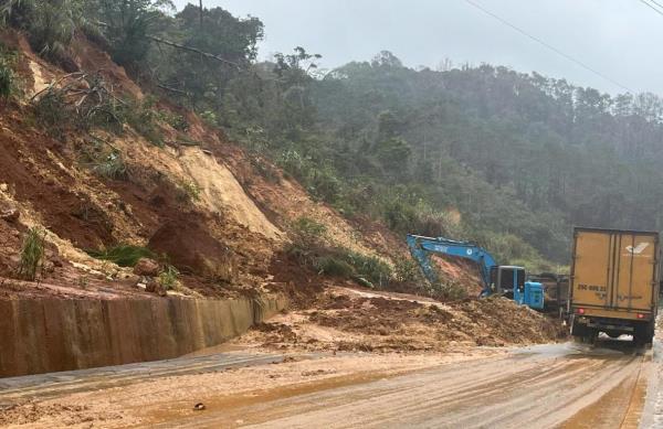 Khẩn trương khắc phục sạt lở trên Quốc lộ 24 và các tuyến miền núi Quảng Ngãi