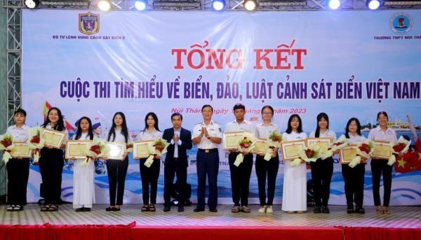 Cảnh sát biển đồng hành với ngư dân  học sinh