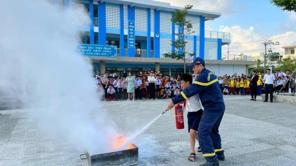 Hướng dẫn kỹ năng chữa cháy và thoát nạn cho 800 học sinh