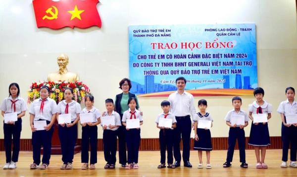 Trao học bổng 60 triệu đồng cho trẻ em có hoàn cảnh đặc biệt