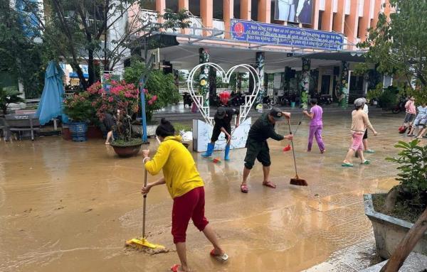 Chiến sĩ, đoàn viên thanh niên chung tay cùng thầy cô dọn dẹp trường lớp sau lũ dữ