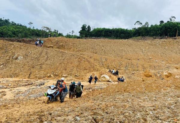 Khẩn trương khơi thông các tuyến đường huyết mạch vùng cao sau sạt lở