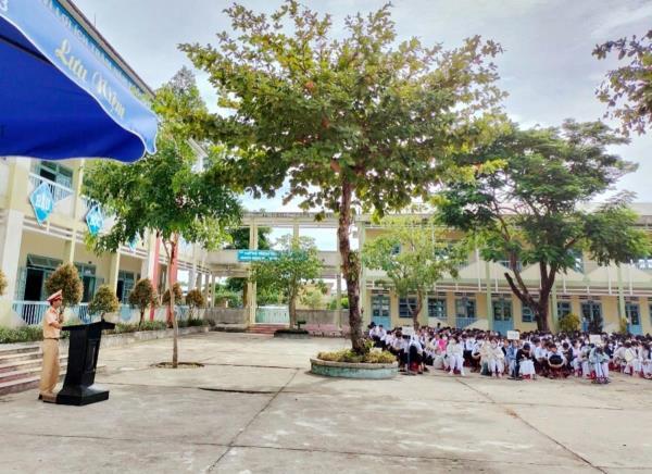 Vì bình yên trước cổng trường