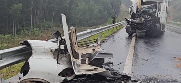 Xe đầu kéo cụng đầu trên cao tốc