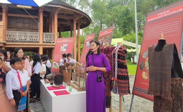 Trưng bày hơn 200 hình ảnh, hiện vật về A Lưới