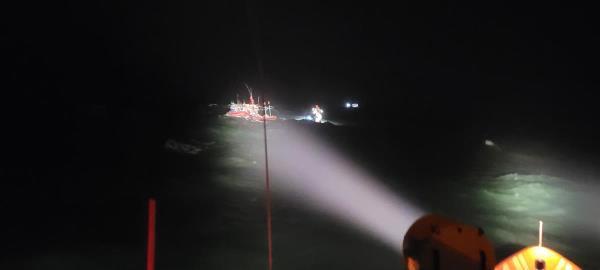 Cứu 14 thuyền viên Thanh Hóa vật lộn với tàu chìm trên biển Đà Nẵng