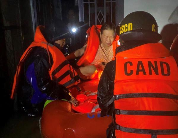 Công an TP Đà Nẵng huy động 100% quân số ứng trực, hỗ trợ nhân dân trong đợt mưa ngập