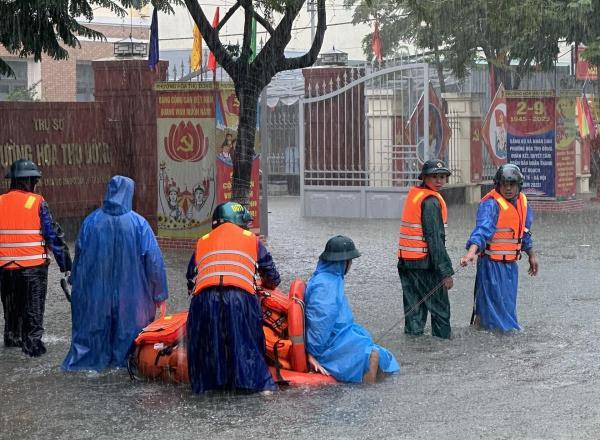 Quận Cẩm Lệ kịp thời hỗ trợ, di dời dân vùng ngập lụt