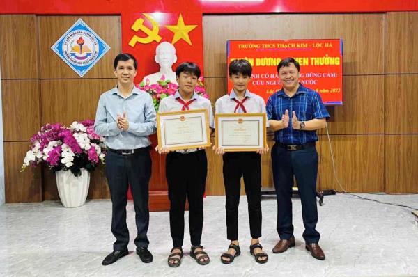 Hà Tĩnh tặng Bằng khen cho 2 học sinh dũng cảm cứu người