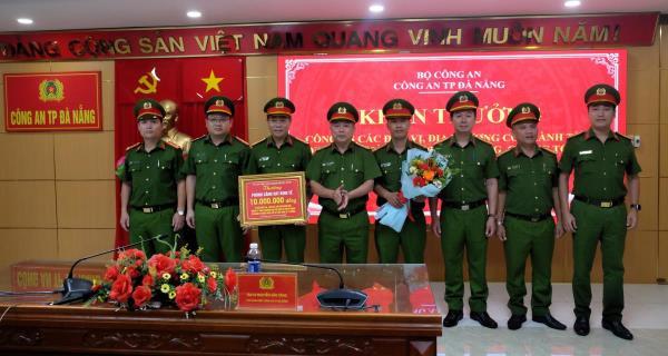 Nhiều đơn vị được khen thưởng về thành tích đấu tranh, trấn áp tội phạm