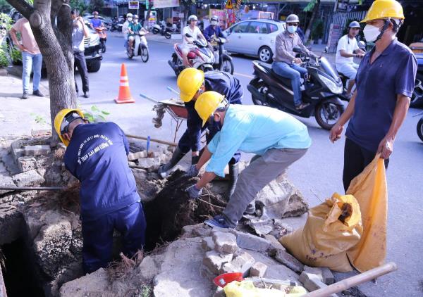 Né hôi dính ngập