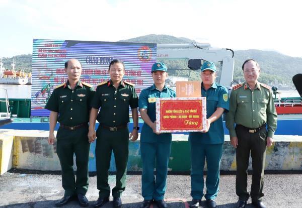 Đoàn khảo sát Nhóm tổng kết số 4 của Trung ương thăm, động viên Hải đội Dân quân thường trực Đà Nẵng