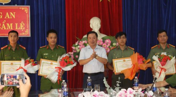 Khen thưởng đột xuất CAQ Cẩm Lệ và Phòng An ninh mạng và phòng, chống tội phạm sử dụng công nghệ cao