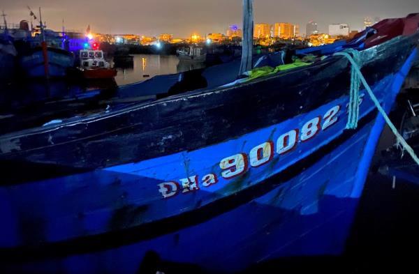 Kịp thời dập tắt vụ cháy tàu cá lúc nửa đêm ở Âu thuyền Thọ Quang