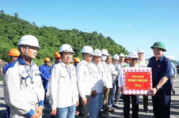 Chủ tịch Quốc hội Vương Đình Huệ thăm và tặng quà động viên công nhân thi công Dự án Cảng Liên Chiểu