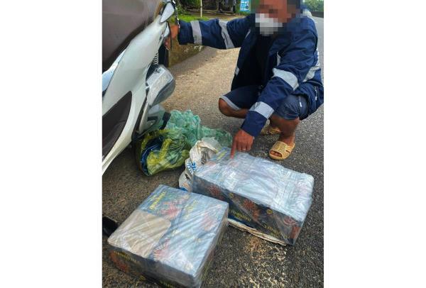 Bắt hàng chục hộp  pháo lậu