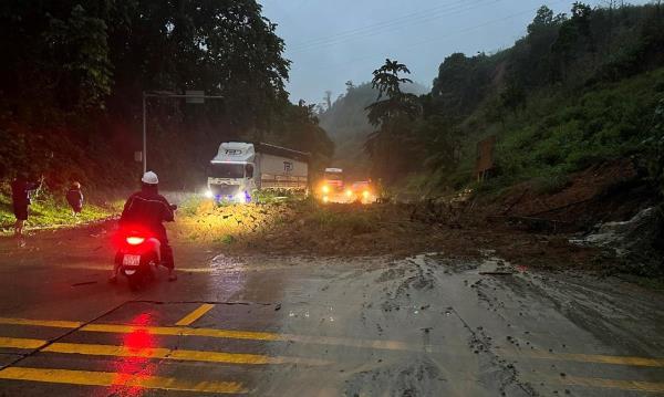 Mưa lớn gây sạt lở, ách tắc nhiều điểm trên các tuyến quốc lộ ở Quảng Nam