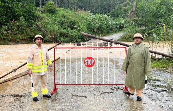 Công an nhiều địa phương dầm mưa, bám vùng sạt lở để hỗ trợ người dân