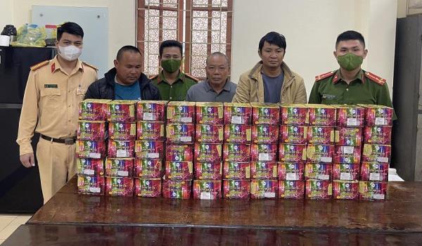 Bắt 3 đối tượng tàng trữ pháo nổ