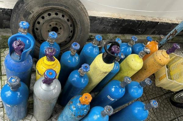 Phát hiện, thu giữ số lượng lớn bình khí cười