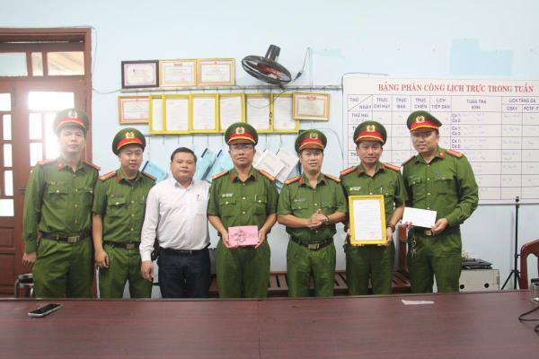 Khen thưởng Công an phường Chính Gián bắt đối tượng trộm cắp và lừa đảo chiếm đoạt tài sản