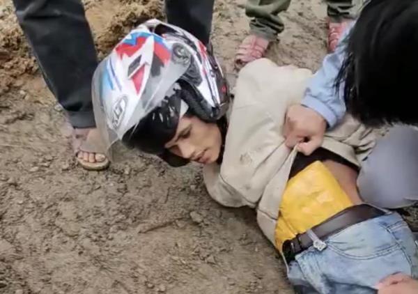 Bắt đối tượng lận lưng 12.000 viên MTTH chạy mô tô xé gió trên quốc lộ 9