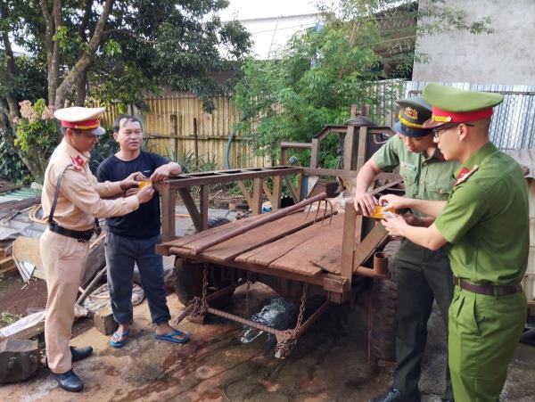 Dán decal phản quang cho phương tiện chở nông sản ở Đắk Nông: Sáng kiến vì dân