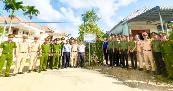 Đoàn thanh niên Công an Quảng Nam lắp đặt trụ đèn đường và tặng quà cho học sinh