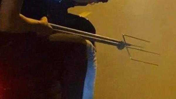 Không chộ đối thủ, nhóm côn đồ chém luôn người lạ