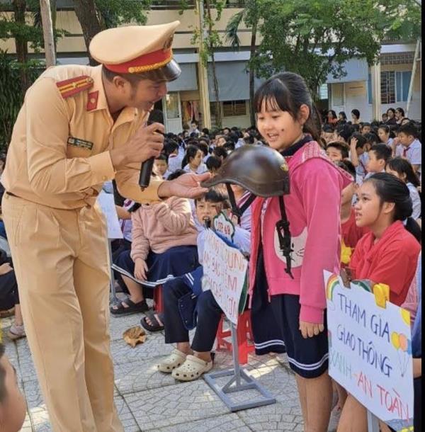 Tuyên truyền an toàn giao thông cho hơn 1.000 học sinh tiểu học