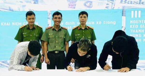 Các thanh thiếu niên liên quan đến sử dụng hung khí gây rối, đánh nhau ký cam kết tuân thủ pháp luật