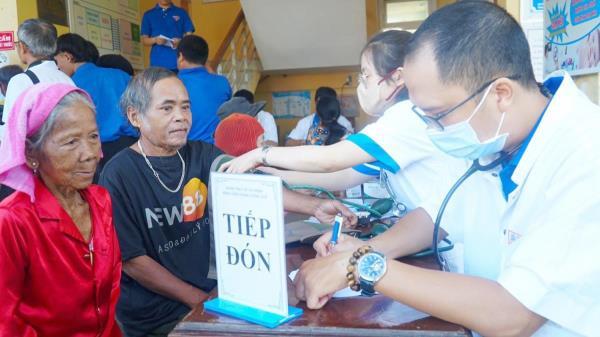 Khám bệnh, cấp phát thuốc miễn phí cho người dân vùng cao