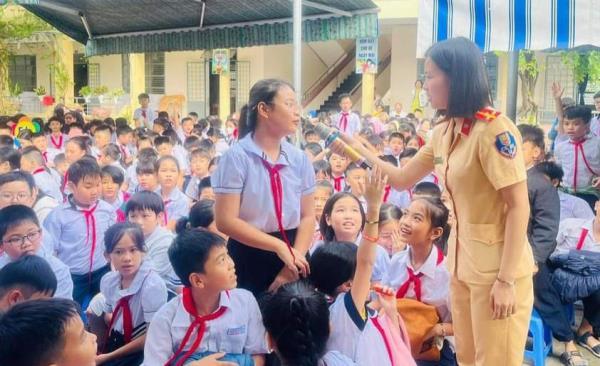 Tuyên truyền luật giao thông, tặng mũ bảo hiểm cho học sinh tiểu học