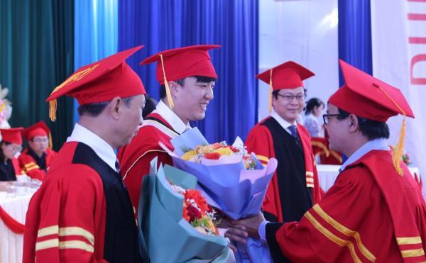 Trường Đại học Kinh tế Đà Nẵng trao bằng tốt nghiệp cho 7 tiến sĩ và 117 thạc sĩ