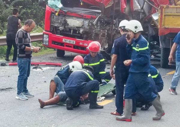 Công an Đà Nẵng kịp thời cứu tài xế mắc kẹt trong cabin ô tô sau tai nạn giao thông