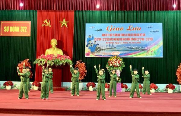 Sư đoàn 372 phối hợp với các trường trên địa bàn thành phố Đà Nẵng tổ chức các hoạt động tham quan và giao lưu