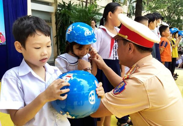 Đà Nẵng triển khai Chương trình Tuyên truyền ATGT và tặng mũ bảo hiểm cho các em học sinh tiểu học