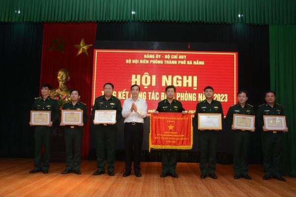 Tuyên dương các tập thể, cá nhân có thành tích xuất sắc trong công tác biên phòng