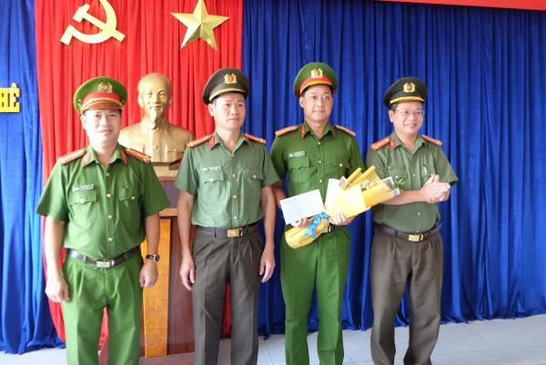 Khen thưởng đơn vị dẫn đầu trong công tác thu nhận, kích hoạt định danh điện tử