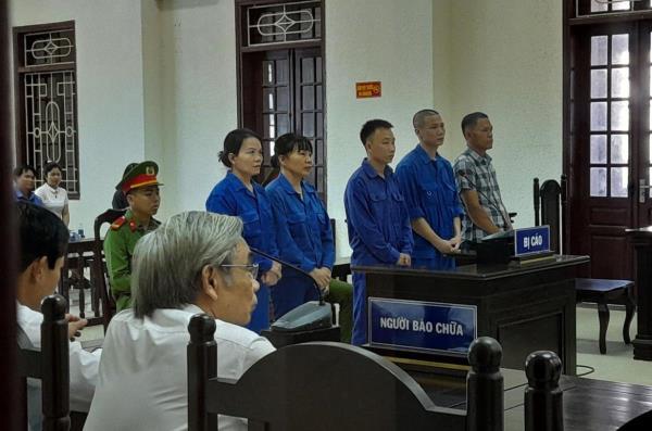 Vợ lôi kéo chồng vào đường dây đưa người xuất cảnh trái phép