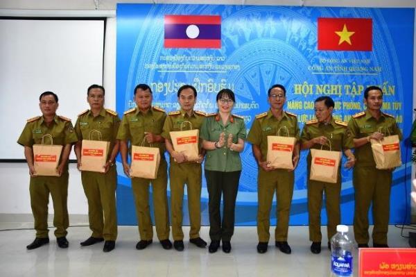 Bế giảng khóa tập huấn nâng cao năng lực phòng, chống ma túy cho Công an tỉnh Sê Kông (Lào)