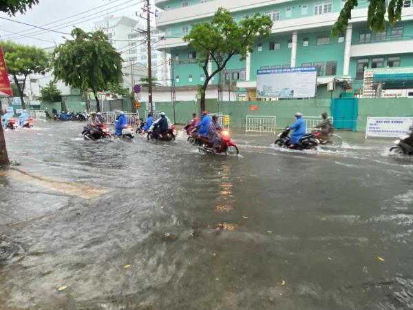 Mưa to và rất to, nhiều khu vực của Đà Nẵng ngập sâu
