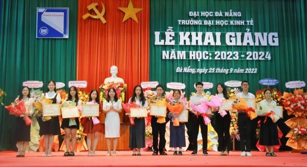Trường Đại học Kinh tế Đà Nẵng vinh danh, khen thưởng sinh viên xuất sắc