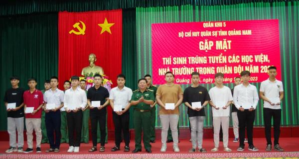 Quảng Nam gặp mặt các thí sinh trúng tuyển vào các học viện, nhà trường trong Quân đội năm 2023