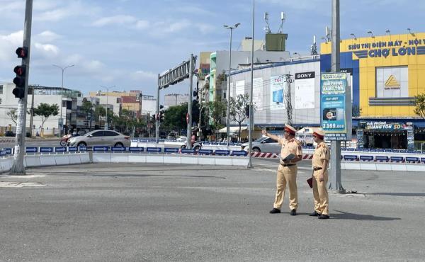 Đà Nẵng phân luồng xe container lưu thông ra vào khu vực Cảng Tiên Sa