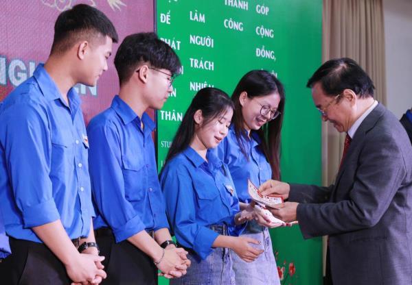 Tặng 300 vé xe, huy động xe đưa sinh viên miền Trung về quê ăn Tết