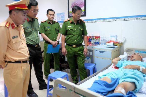 Lãnh đạo Công an thành phố Đà Nẵng thăm, động viên cán bộ cảnh sát giao thông bị thương khi làm nhiệm vụ